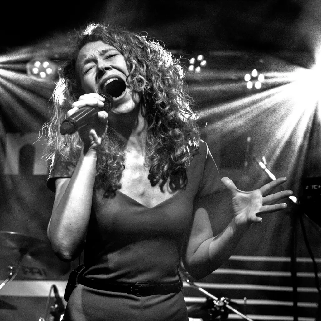 LayDeeJen singt live auf einer Bühne